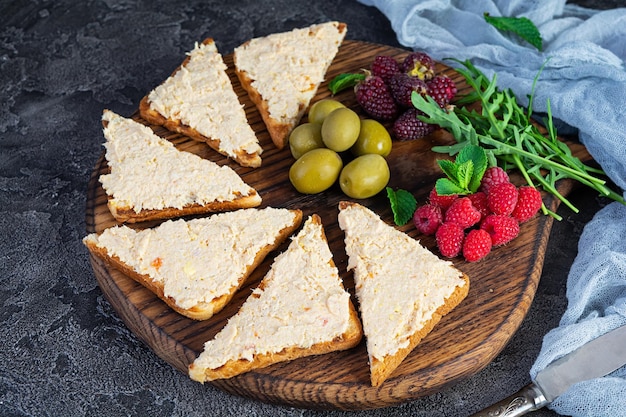 Toast met kip rillettes olijven en bessen Sandwich snack met kip paté