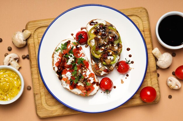 Toast met lekker gegrilde groenten bovenaanzicht