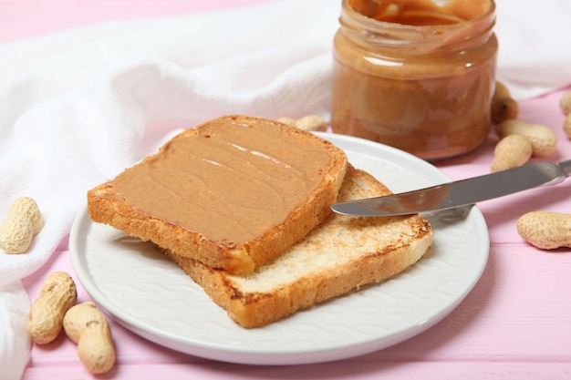 Toast met pindakaas op tafel