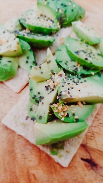 Foto toast met plakjes avocado geserveerd op droog knapperig brood, gezond voedselconcept verticale mobiele foto