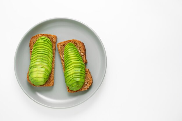 Toast met plakjes avocado