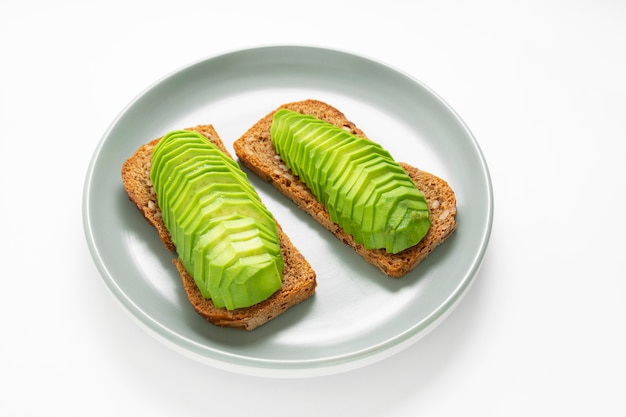 Toast met plakjes avocado