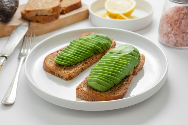 Toast met plakjes avocado