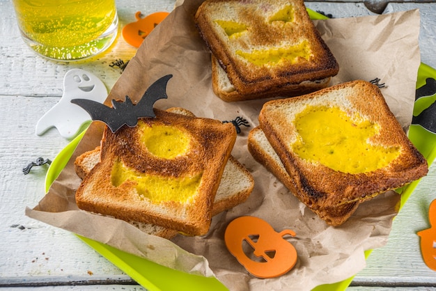 toast met roerei in de vorm van Halloween-monsters