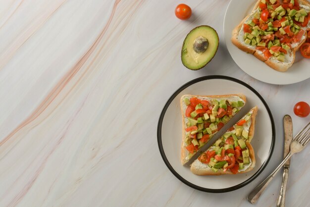 Toast met roomkaas, avocado en kersentomaten. Gezond eten. Ruimte kopiëren.