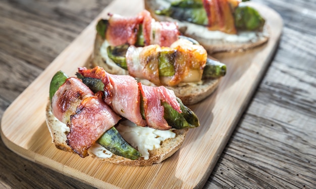 Toast met roomkaas en avocado gewikkeld in spek