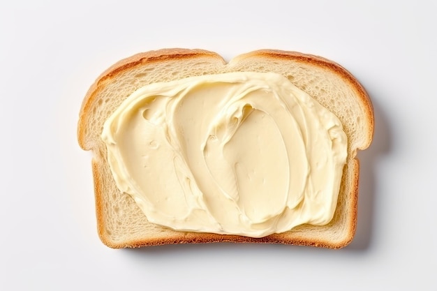 Toast met roomkaas en gesmolten kaas van bovenaf gezien op een witte achtergrond