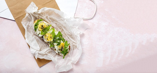 Foto toast met roomkaas rucola salade en gekookt ei