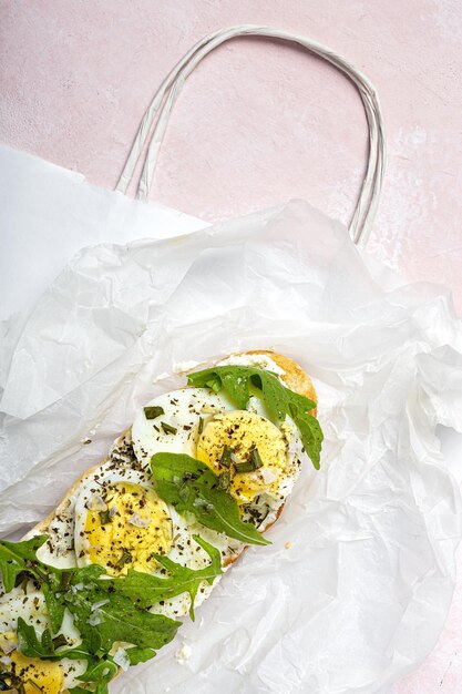 Toast met roomkaas rucola salade en gekookt ei