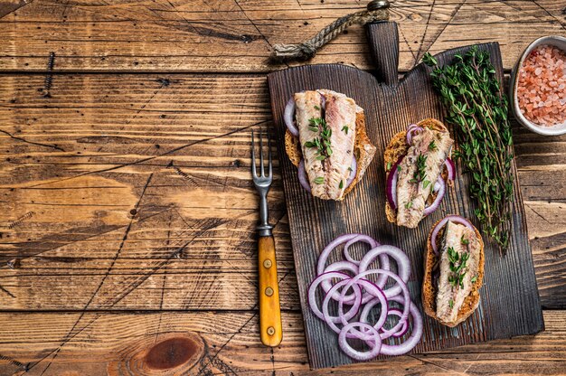 Toast met sardine, roomkaas en ui.