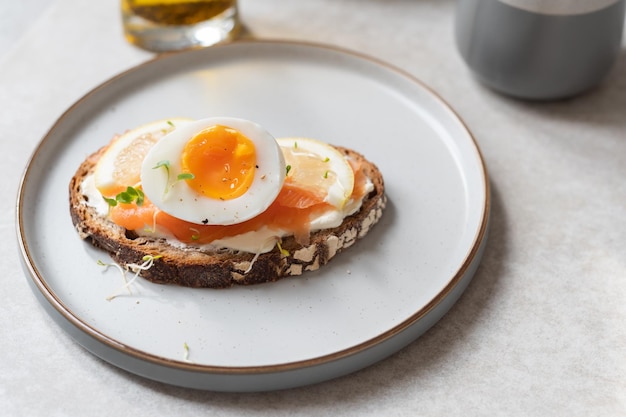 Toast met zalm en medium gekookte eieren