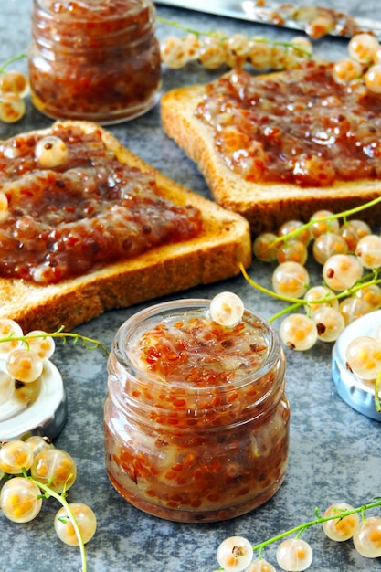 Toast met zelfgemaakte bessenjam. Vers gemaakte jam van witte bes. Witte bes. Handige snoepjes. Heerlijke croutons met jam van witte bessen.