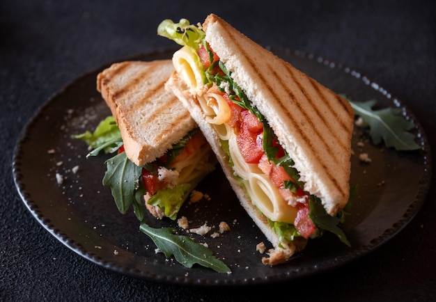 チーズトマトと野菜のトーストサンド