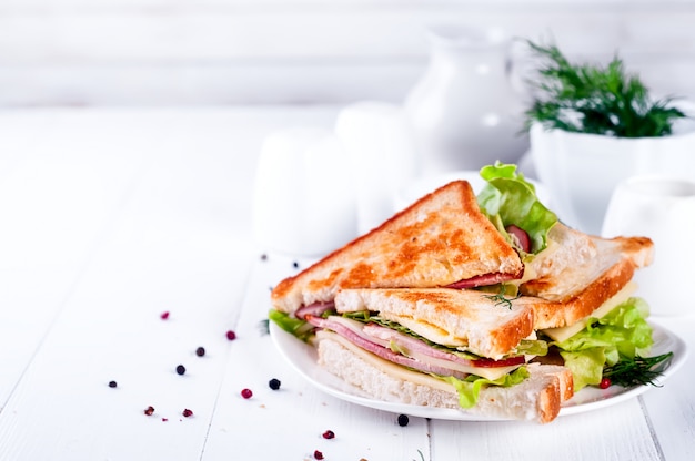 Sandwich di pane tostato con salsiccia