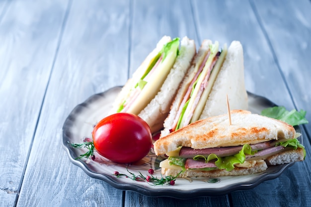 Foto sandwich di pane tostato con salsiccia