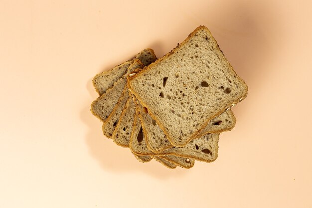 Toast tarwebrood gesneden met granen geïsoleerd op kleuren achtergrond.