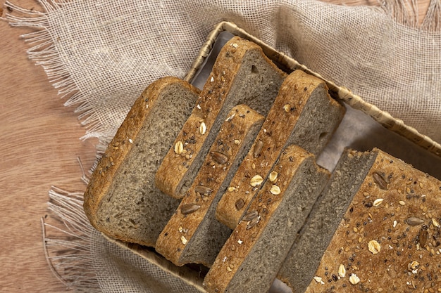 Toast tarwebrood gesneden met granen geïsoleerd op kleuren achtergrond.