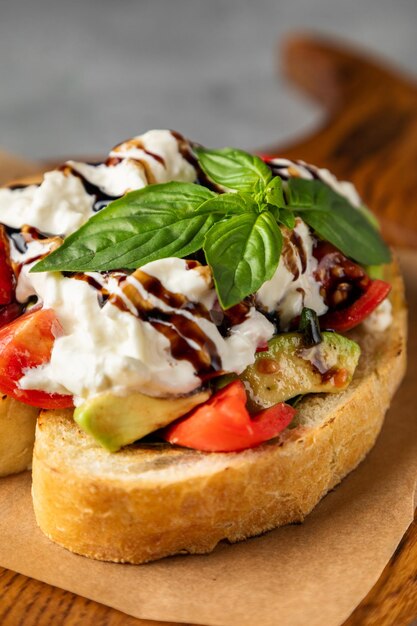 Toast van donker brood met plakjes avocado gezonde toast met avocado en kaviaarkuit achtergrond