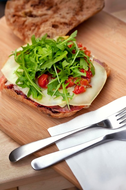 Toast van kaas en groene salade