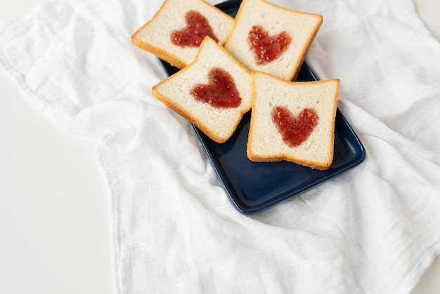심장이 잼으로 만들어진 토스트 성 발렌타인 데이를 위한 침대에서의 서프라이즈 아침 식사 개념 비문을 위한 장소