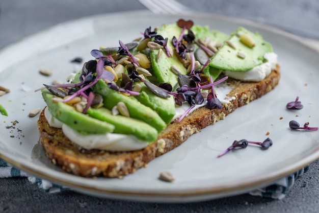 Foto pane tostato con avocado sul piatto