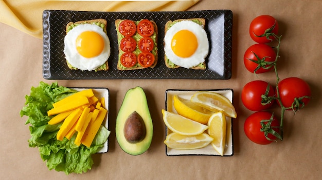 Foto toast con avocado e uova strapazzate per colazione