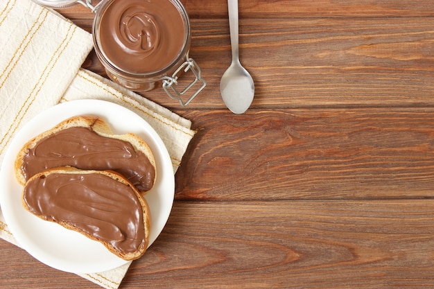 Foto toast con pasta di cioccolato in tavola