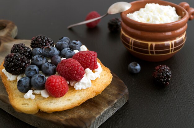 Photo toast with cottage cheese and fresh berries.