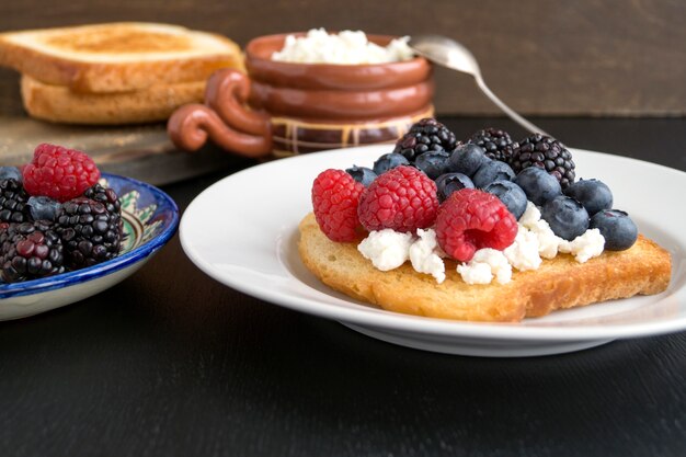 Toast with cottage cheese and fresh berries.