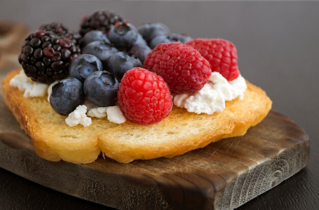 Toast with cottage cheese and fresh berries.