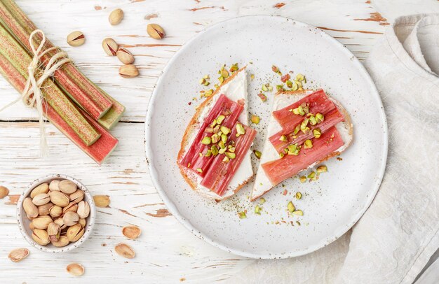 Toast with cottage cheese and pistachios