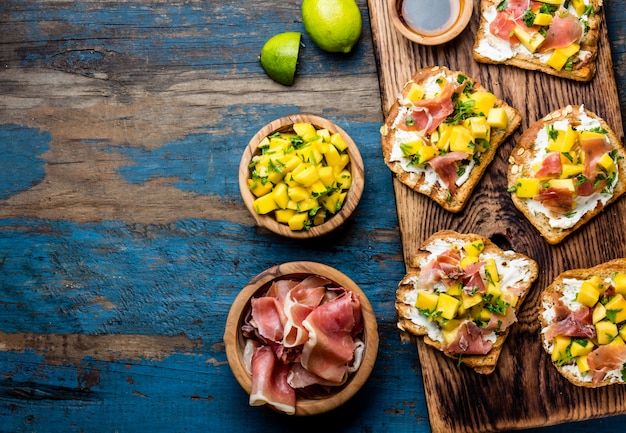 Toast with cream cheese, ham and mango