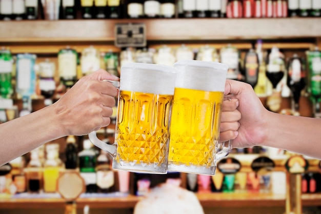 写真 ビールのグラスで乾杯