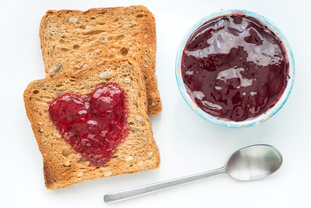 Foto pane tostato con marmellata