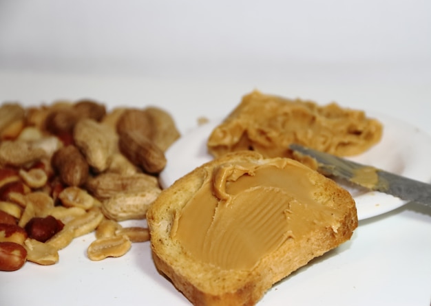 toast with peanut butter