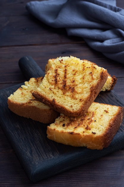 Foto toastbrood op een houten achtergrond