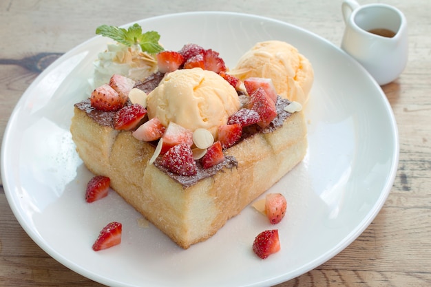 Toastbroodpudding met roomijs en aardbei