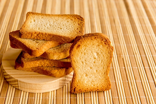 Pane tostato sul tavolo della colazione.