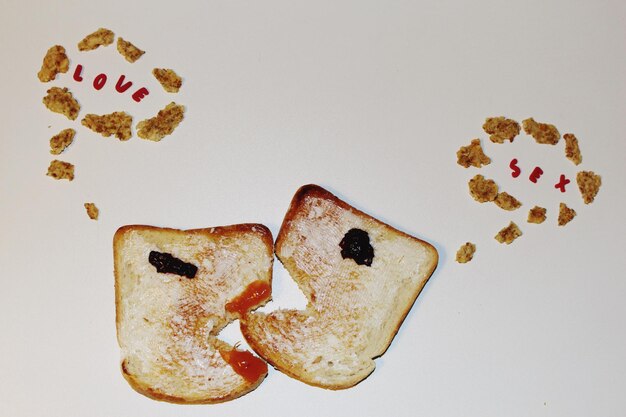 Photo toasted bread representing kissing couple