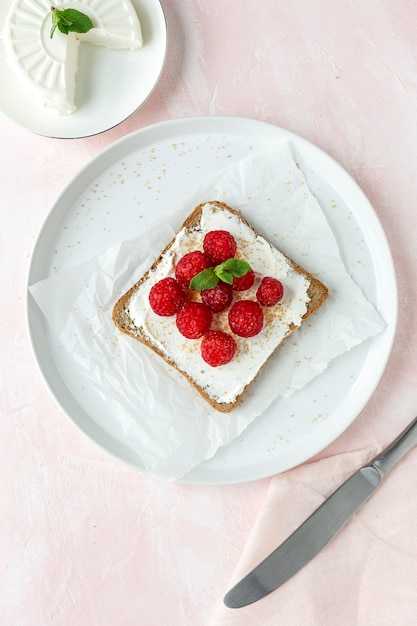 Toasted bread with fresh cheese and strawberries