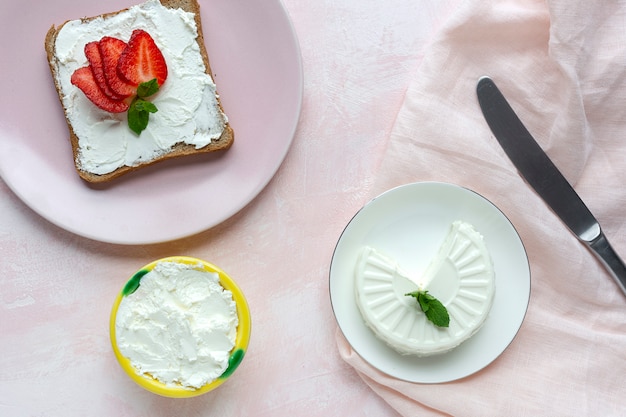 Toasted bread with fresh cheese and strawberries