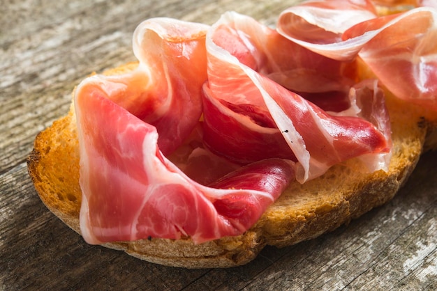 Photo toasted bread with serrano ham