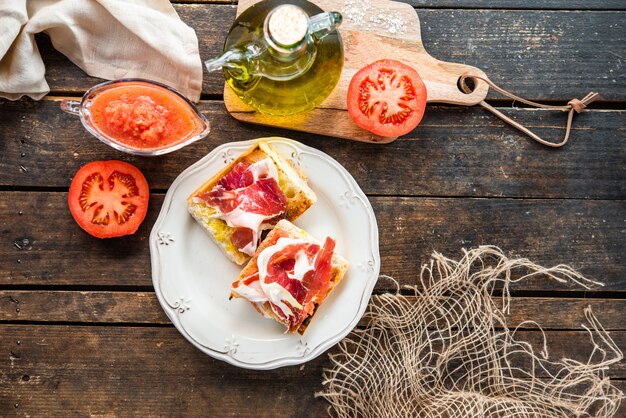тосты с помидорами и желудями иберийской ветчиной типичный испанский тапа здоровый завтрак