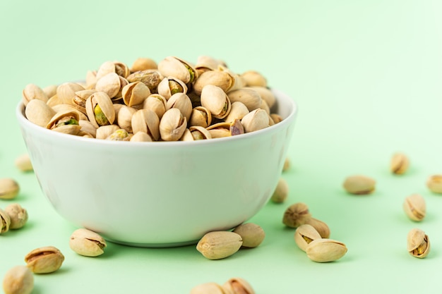 Photo toasted pistachios in a bowl