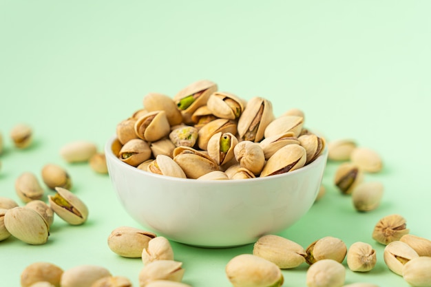 Photo toasted pistachios in a bowl