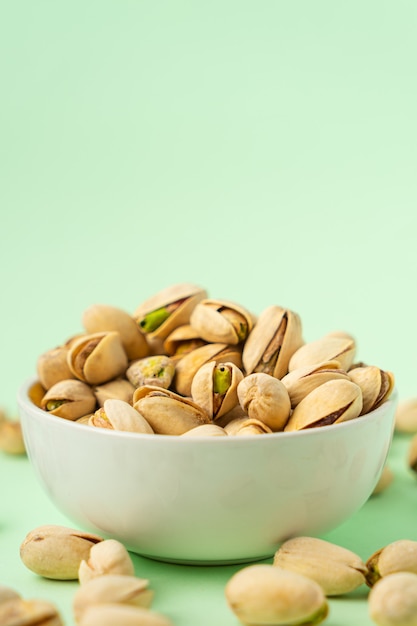 Photo toasted pistachios in a bowl