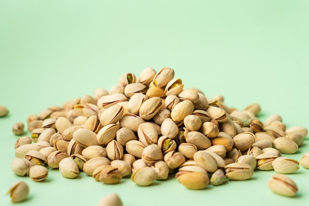 Photo toasted pistachios over green