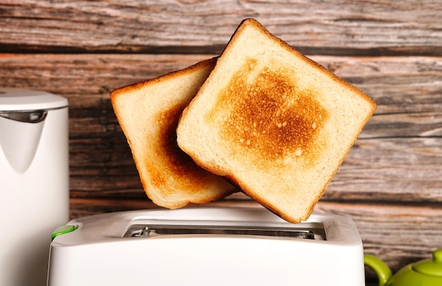 사진 아침 식사를 위해 준비된 토스터와 두 개의 뜨거운 토스트