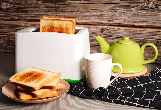 테이블에 빵 조각과 커피 한 잔이 있는 토스터