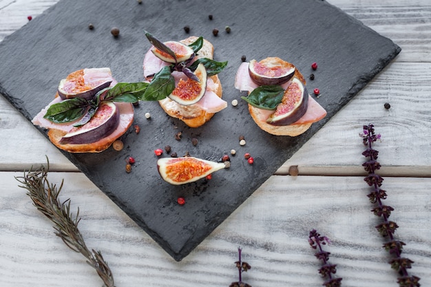 Toasteres with ham and figs 